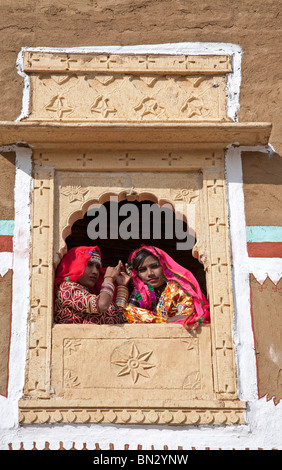 Le donne di zingaro guardando dal balcone. Khuri villaggio. Il Rajasthan. India Foto Stock