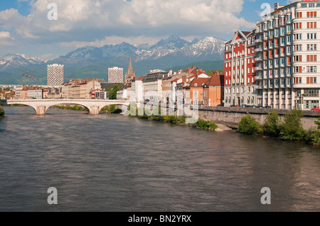 Fiume Isère e Quai Stéphane Jay, Grenoble (38000), Isère, Francia, Europa Foto Stock