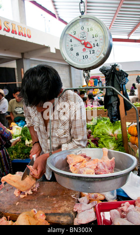 Panajachel mercato fornitore di pollo Foto Stock