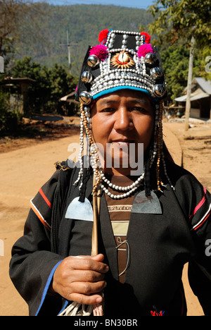 Ritratto di una donna Akha indossando abiti tradizionali in modalità Dao città della tribù della collina, vicino a Chiang Mai, Thailandia, Asia Foto Stock