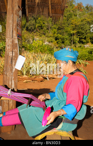 Ritratto di una donna Lisu utilizzando una tessitura a telaio e indossando abiti tradizionali in modalità Dao città della tribù della collina, vicino a Chiang Mai, Thailandia Foto Stock