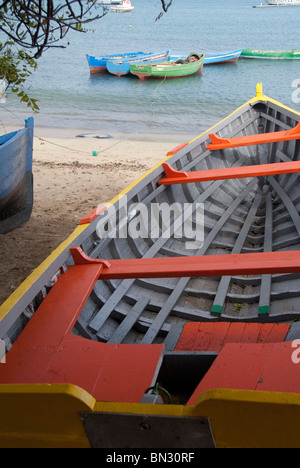 Isole di Capo Verde, Isola di Sao Vicente, Mindelo (aka Porto Grande). Coloratissime barche di pescatori sulla spiaggia di Mindelo. Foto Stock