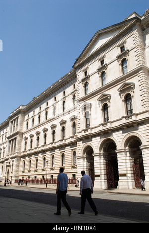 Impiegati, servizio civile fuori dal Foreign Office e uffici del Commonwealth Kings Charles Street Whitehall. LONDRA REGNO UNITO 2010 HOMER SYKES Foto Stock