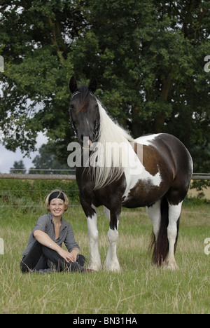 Giovane donna con Irish Tinker Foto Stock