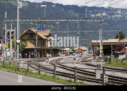 Alpi svizzere regione: Wilderswil stazione ferroviaria e Schynige Platte Bahn , da dove cog treni passano per la Schynige Platte. Foto Stock