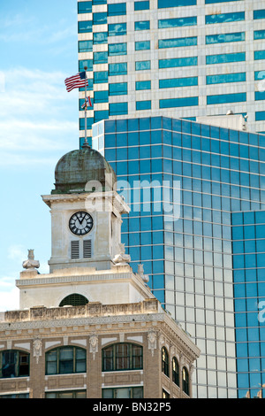 Vecchia Tampa City Hall costruito nel 1915 e alto-aumento edifici per uffici nel centro di Tampa, Florida, Stati Uniti d'America Foto Stock