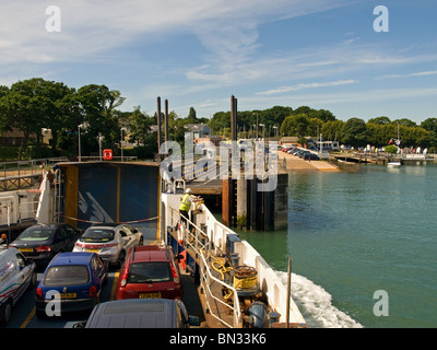 Wightlink traghetto per auto St Helen circa per attraccare a Fishbourne Isle of Wight Inghilterra Hampshire REGNO UNITO Foto Stock