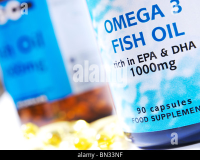 Omega 3 (tre) olio di pesce integratore alimentare capsule Foto Stock