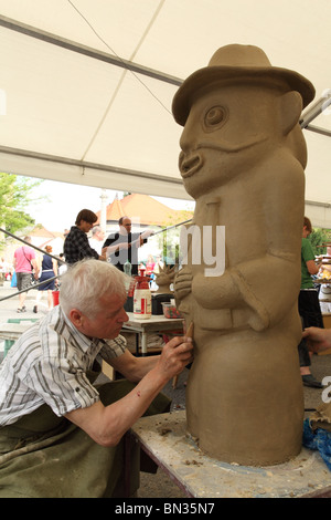 Ceramista al lavoro creando divertenti carattere umano da argilla, presso la ceramica fiera artigianale (Keramicke trhy) in Pezinok, Slovacchia. Foto Stock