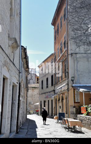 Strada di ciottoli nel centro storico di Pola Croazia Istria Foto Stock