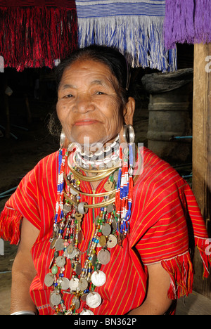 Ritratto di una donna Red Karen Kayah lunghe orecchie a Mae Hong Son, Thailandia del Nord Asia Foto Stock