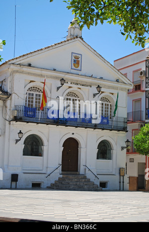 Il municipio (Ayuntamiento), imbiancato village (pueblo blanco), Ubrique, la provincia di Cadiz Cadice, Andalusia, Spagna, Europa occidentale. Foto Stock