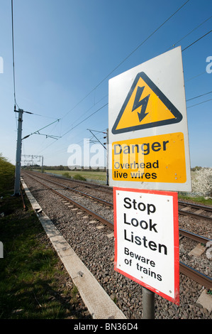 Cartelli di avviso accanto a una linea ferroviaria in Inghilterra. Foto Stock