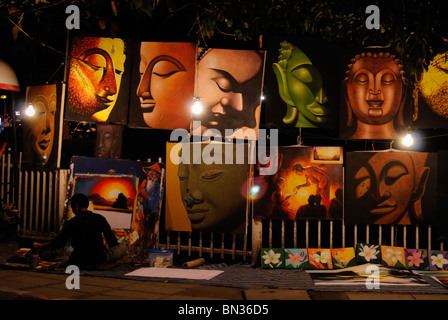 Pittore lavorando su un marciapiede di notte in una strada a Chiang Mai, Thailandia, Asia Foto Stock