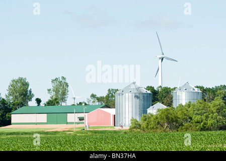 Le turbine eoliche si trova su terreno coltivato nei pressi del lago Benton Minnesota. Cornfield in primo piano Foto Stock