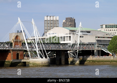 Il Royal Festival Hall e per il Hungerford Bridge di Londra, Inghilterra Foto Stock