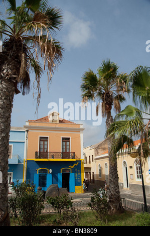 Isole di Capo Verde, Sao Vicente, Mindelo (aka Porto Grande). Tipico di Mindelo scena di strada. Foto Stock