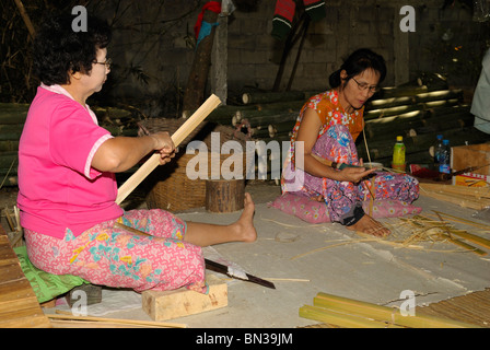 L'ombrello in fabbrica, Borsang Village Chiang Mai, Thailandia, Asia Foto Stock