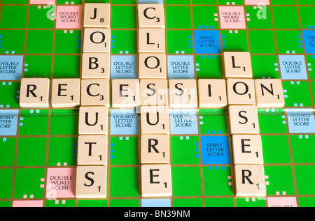 Scheda di Scrabble che mostra la recessione parole correlate. Foto Stock