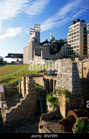 Rovine del Mulino e del parco MILL CITY MUSEUM IN ST. ANTHONY FALLS storico quartiere di Minneapolis, Minnesota. L'estate. Foto Stock