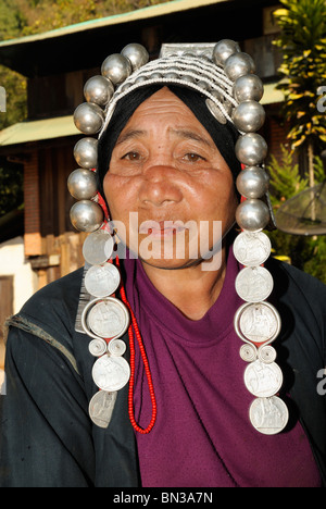 Ritratto di una donna Akha indossando abiti tradizionali in modalità Dao città della tribù della collina, vicino a Chiang Mai, Thailandia, Asia Foto Stock