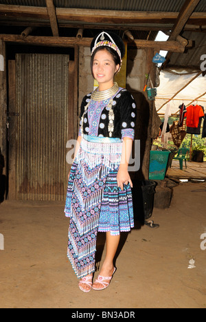 Ritratto di una donna Hmong indossando abiti tradizionali di Ban Pha-NOK-kok village, vicino a Chiang Mai, Thailandia, Asia Foto Stock