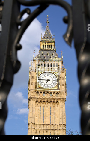 Big Ben visibile attraverso il recinto di sicurezza ringhiere presso la sede del parlamento di Londra, Inghilterra Foto Stock