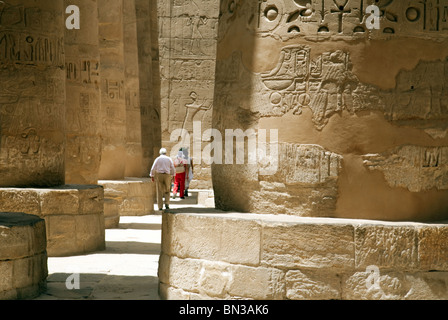 I turisti in Hypostyle Hall, Tempio di Karnak Luxor Egitto Foto Stock