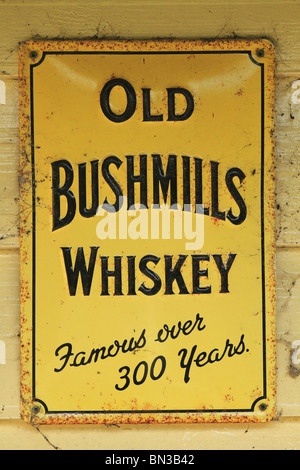 Un Old Bushmills Whiskey segno sulla parete esterna di un Pub nella contea di Limerick, Irlanda. Foto Stock