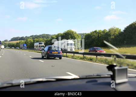 Auto e trasporti di ogni descrizione sull'autostrada M5 a ovest dell'Inghilterra visto in direzione nord Foto Stock