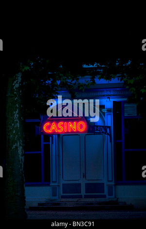 In Vichy, una scritta al neon di un casinò di notte (Francia). A Vichy, enseigne lumineuse à lampes néon d'onu casino la nuit. Foto Stock