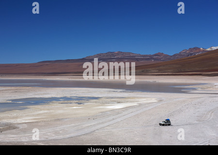 A quattro ruote motrici jeep attraversa la altiplano vicino a Laguna Verde nella Reserva Eduardo Avaroa in Bolivia Foto Stock