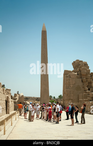 I turisti intorno all'Obelisco di Hatshepsut, in rovina il tempio di Karnak, complesso a Luxor, Egitto Foto Stock