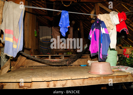 Interno di una casa in un rosso villaggio di Karen, tribù della collina vicino a Mae Hong Son, Thailandia del Nord Asia Foto Stock