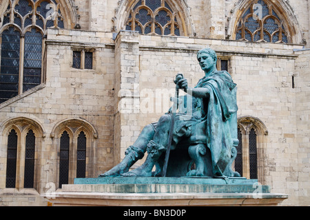 Statua di imperatore Costantino al di fuori di York Minster. York, Inghilterra, Regno Unito. Foto Stock