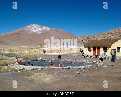 L'Aguas Termales hot springs nel sud altiplano deserto vicino alla Laguna Verde in Bolivia Foto Stock