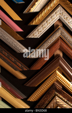 Campioni di cornici di legno in negozio Foto Stock