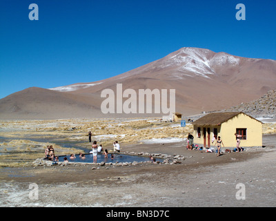 L'Aguas Termales hot springs nel sud altiplano deserto vicino alla Laguna Verde in Bolivia Foto Stock