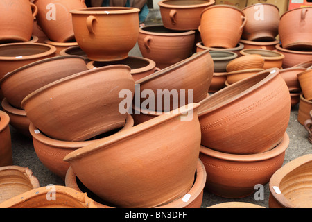 Argilla vasi da fiori in mostra presso la ceramica fiera artigianale (Keramicke trhy) in Pezinok, Slovacchia. Foto Stock