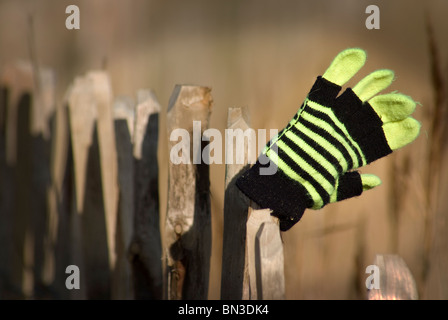 Perso il guanto sulla recinzione Foto Stock