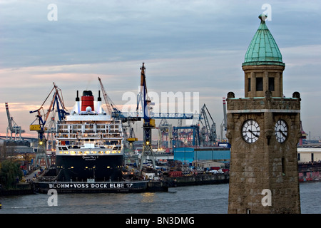 Nave da crociera nel porto di Amburgo, Amburgo, Deutschland, vista in elevazione Foto Stock