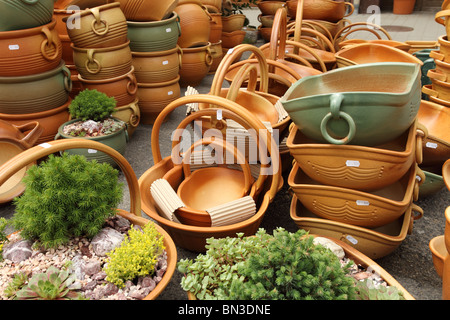 Argilla vasi da fiori in mostra presso la ceramica fiera artigianale (Keramicke trhy) in Pezinok, Slovacchia. Foto Stock