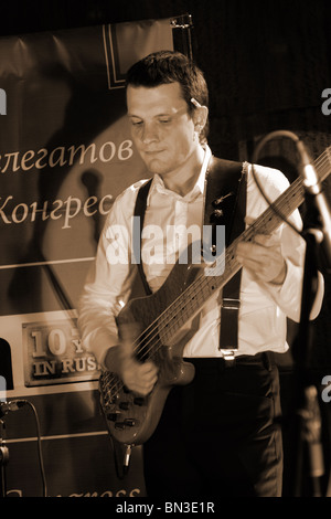 Russo musicista rock suona presso un evento aziendale in down town club di Mosca Foto Stock