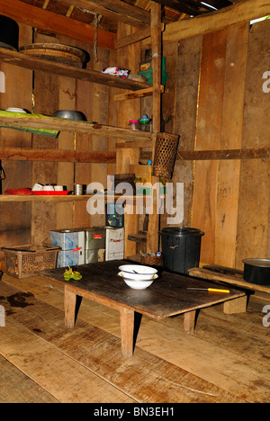 Interno di una casa in un rosso villaggio di Karen, tribù della collina vicino a Mae Hong Son, Thailandia del Nord Asia Foto Stock