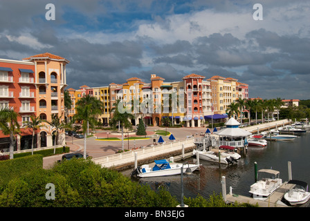 Bayfront, un elegante colorata in stile europeo di sviluppo sulla Baia di Napoli, Naples, Florida, Stati Uniti d'America Foto Stock