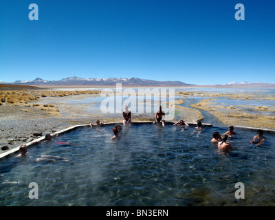 L'Aguas Termales hot springs nel sud altiplano deserto vicino alla Laguna Verde in Bolivia Foto Stock