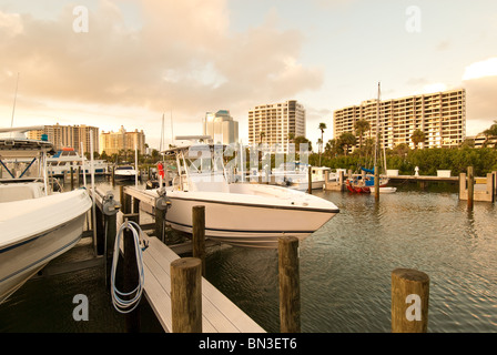 Marina e condomini sulla Baia di Sarasota di Sarasota in Florida, Stati Uniti d'America Foto Stock