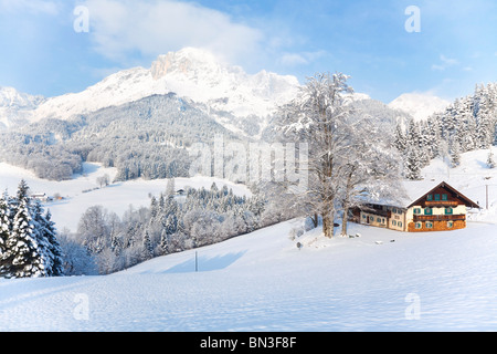 Casa in sulle Alpi di Berchtesgaden, Marktschellenberg, Germania, vista in elevazione Foto Stock