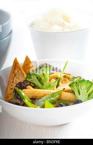 Fresco e salutare il tofu,beancurd con mix di verdure tipico piatto cinese Foto Stock