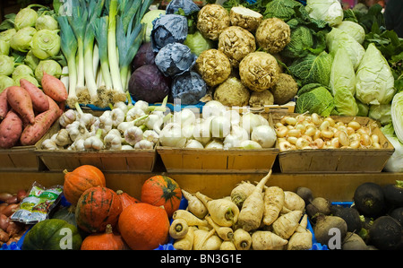 Stallo vegetali, Kleinmarkthalle, Frankfurt am Main, Hesse, Germania Foto Stock